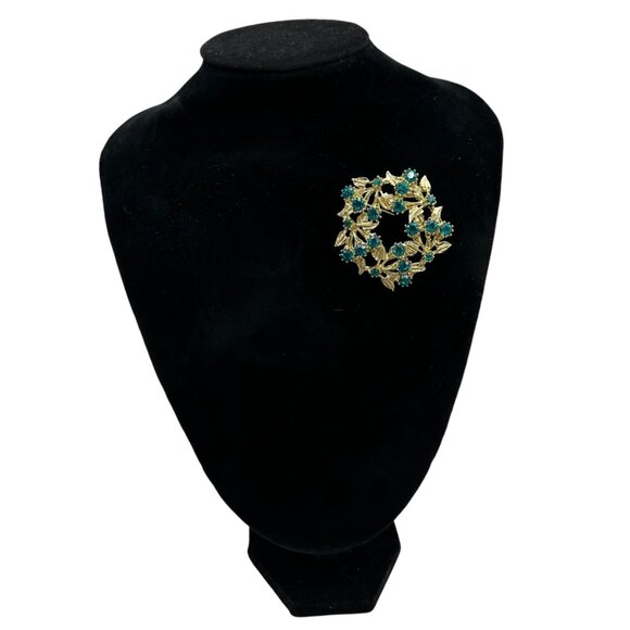 Vintage Gold Tone Wreath Brooch Blue Rhinestones Christmas Holiday Leaves - Picture 2 of 9